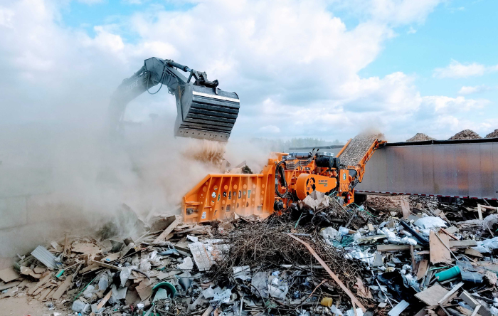 CBI 6400CT Horizontal Grinder C&D