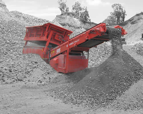 mobile-scalping-machine-stockpiling-aggregates